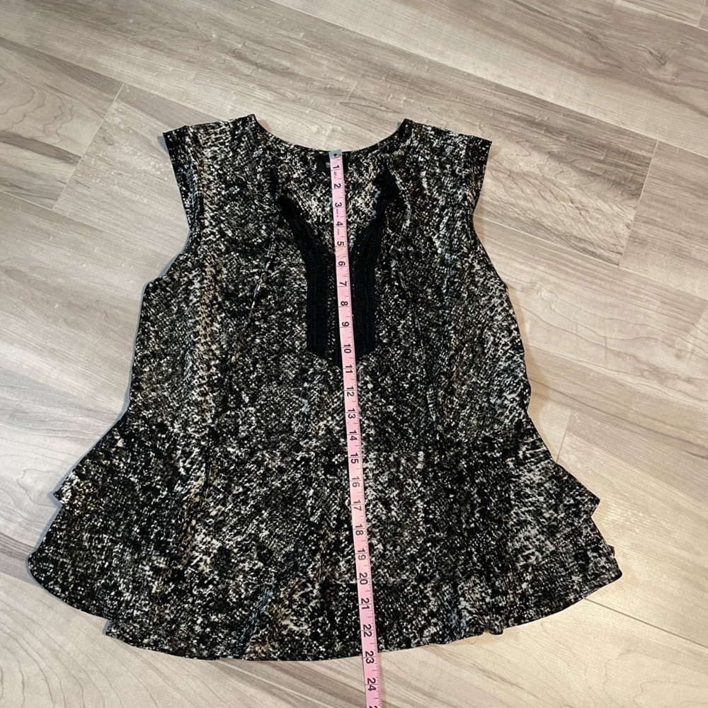 Mossimo Supply Co. Black And White Snake Skin Pattern Sleeveless Blouse-Size MED - Picture 6 of 8